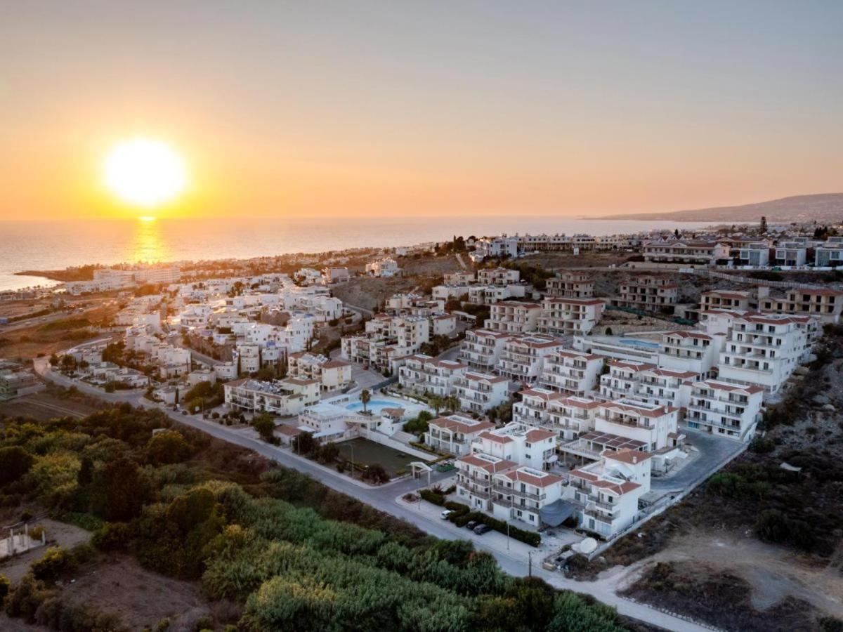 מלון Paphos Wellclub - Wellness Family Experience - Seaview מראה חיצוני תמונה