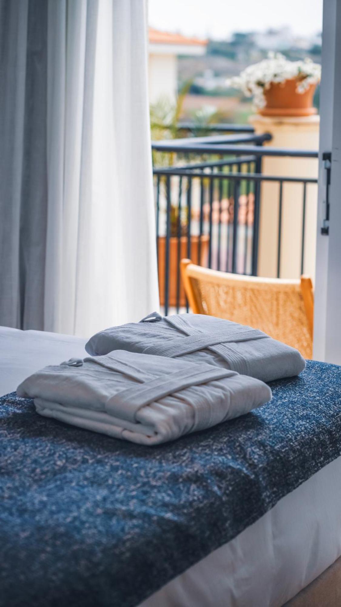מלון Paphos Wellclub - Wellness Family Experience - Seaview מראה חיצוני תמונה