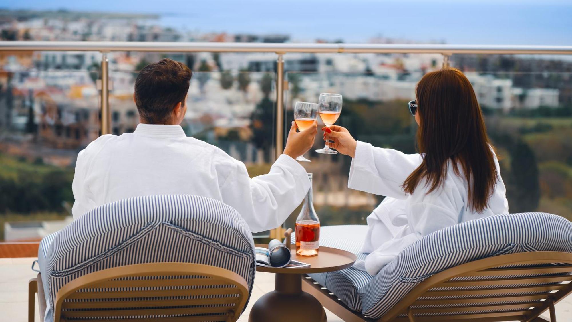 מלון Paphos Wellclub - Wellness Family Experience - Seaview מראה חיצוני תמונה